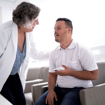 Im MZEB führt eine Ärztin ein Gespräch mit ihrem Patienten